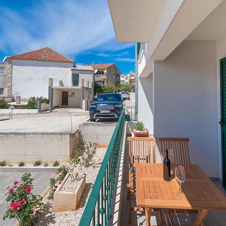Beachfront Apartments Villa Sisa Primosten Ngoại thất bức ảnh